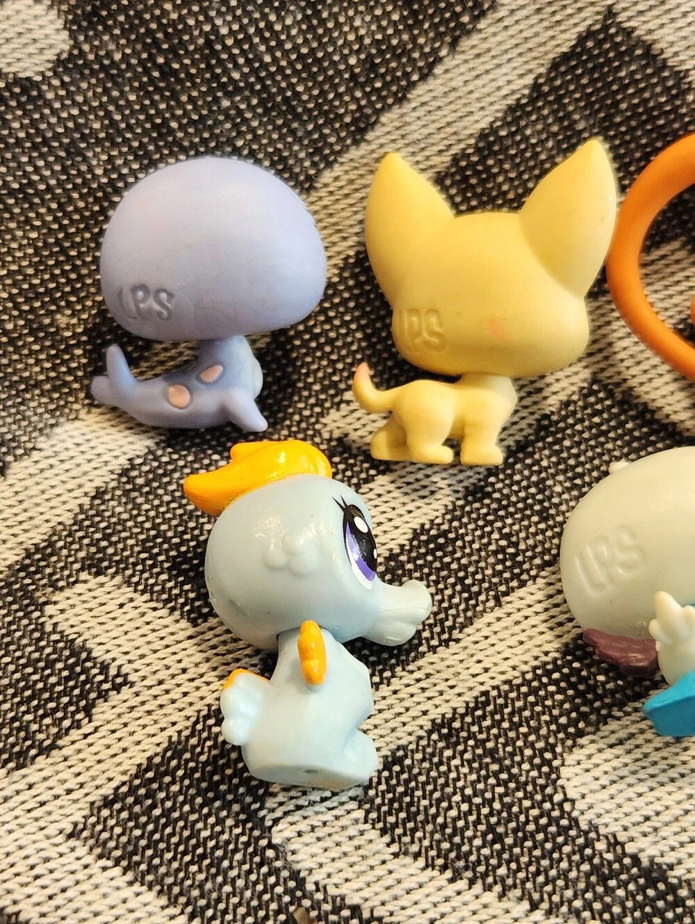 Littlest Pet Shop Lot Of 7 Mini Figures #3917 #2-66 #2-123 #1-61 #2-87 #2-108